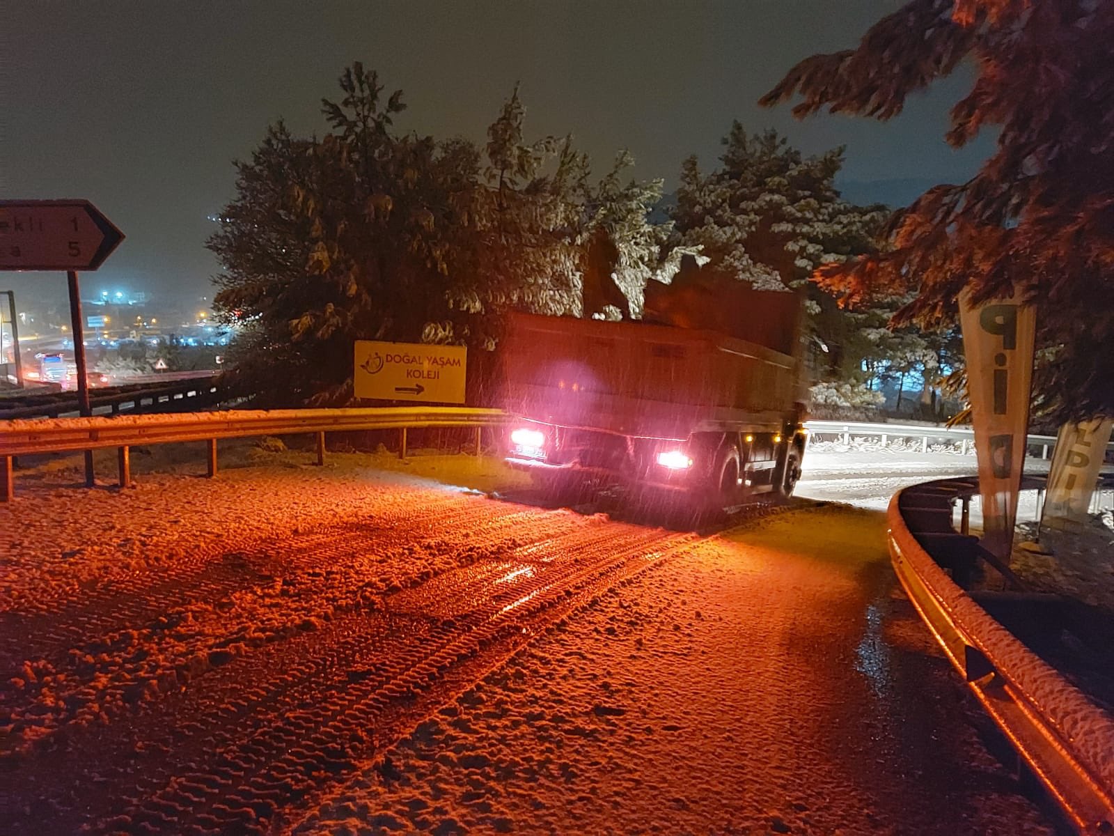 İzmir'de yüksek kesimlerde kar yağışı etkili oluyor