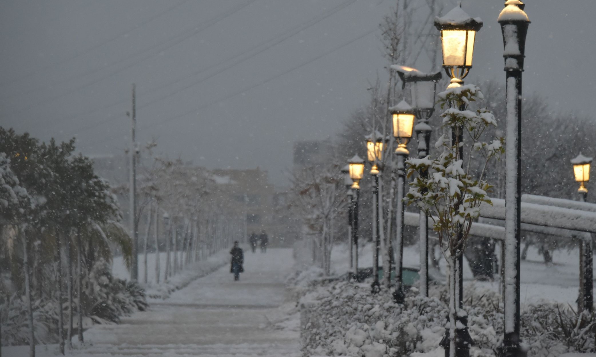 İzmir'de yüksek kesimlerde kar yağışı etkili oluyor