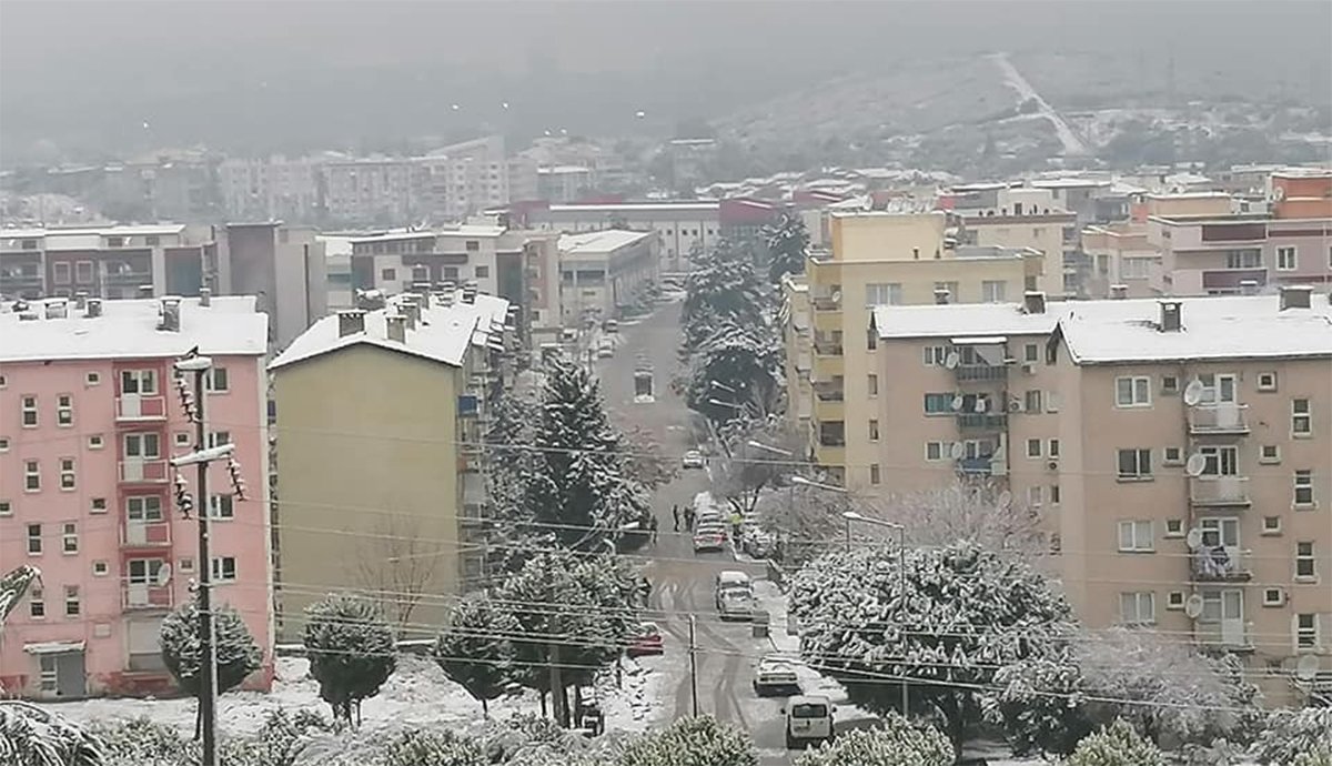 İzmir'de yüksek kesimlerde kar yağışı etkili oluyor