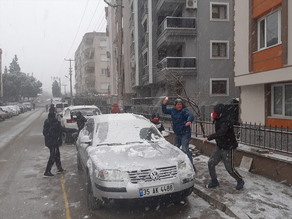 İzmir'de yüksek kesimlerde kar yağışı etkili oluyor