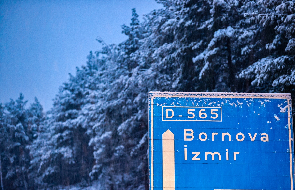 İzmir'de yüksek kesimlerde kar yağışı etkili oluyor