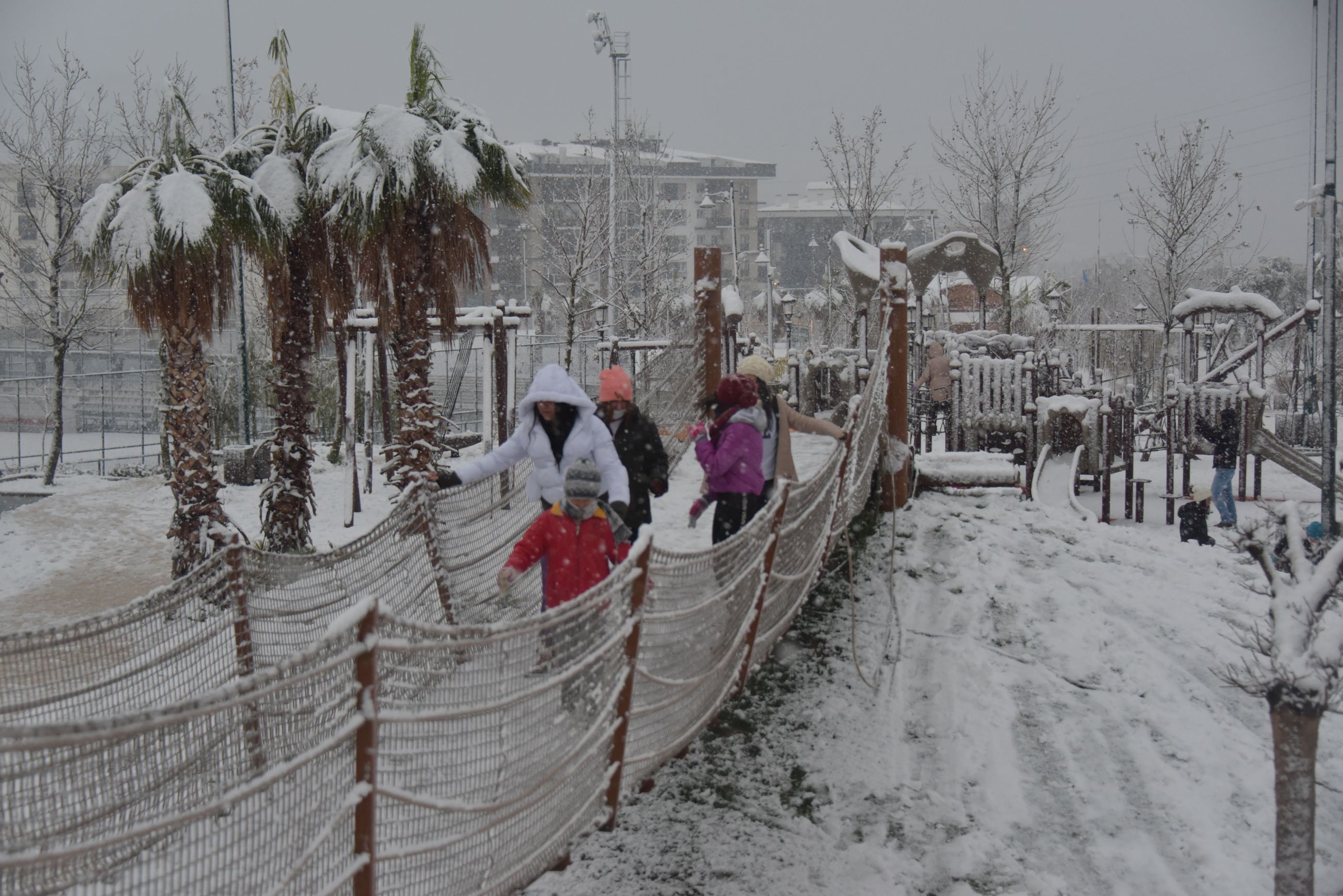 İzmir'de yüksek kesimlerde kar yağışı etkili oluyor