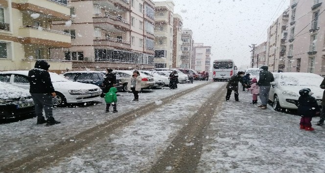 İzmir'de yüksek kesimlerde kar yağışı etkili oluyor