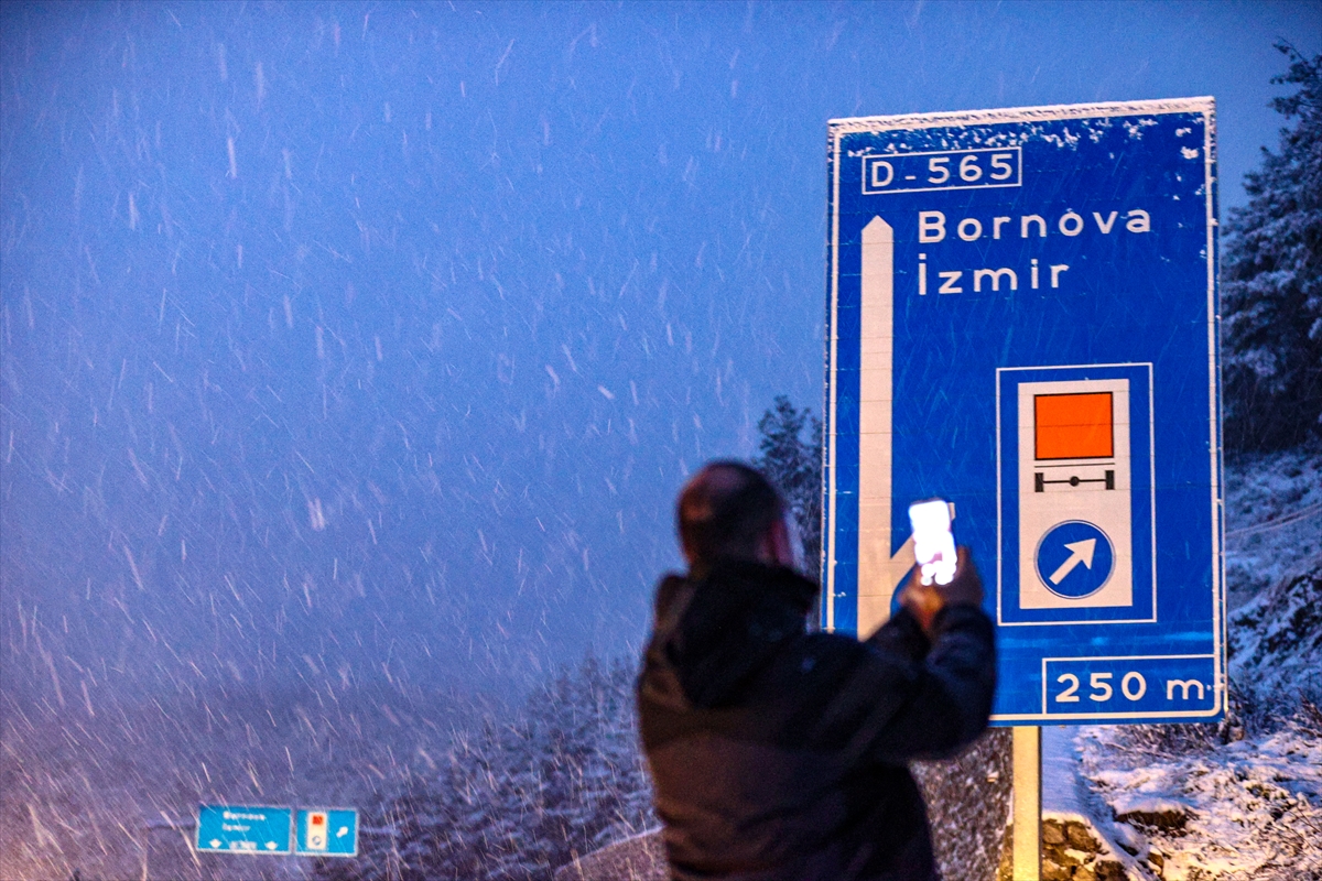 İzmir'de yüksek kesimlerde kar yağışı etkili oluyor