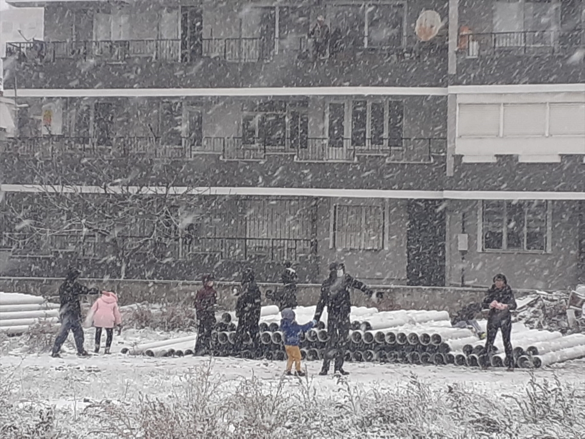 İzmir'de yüksek kesimlerde kar yağışı etkili oluyor