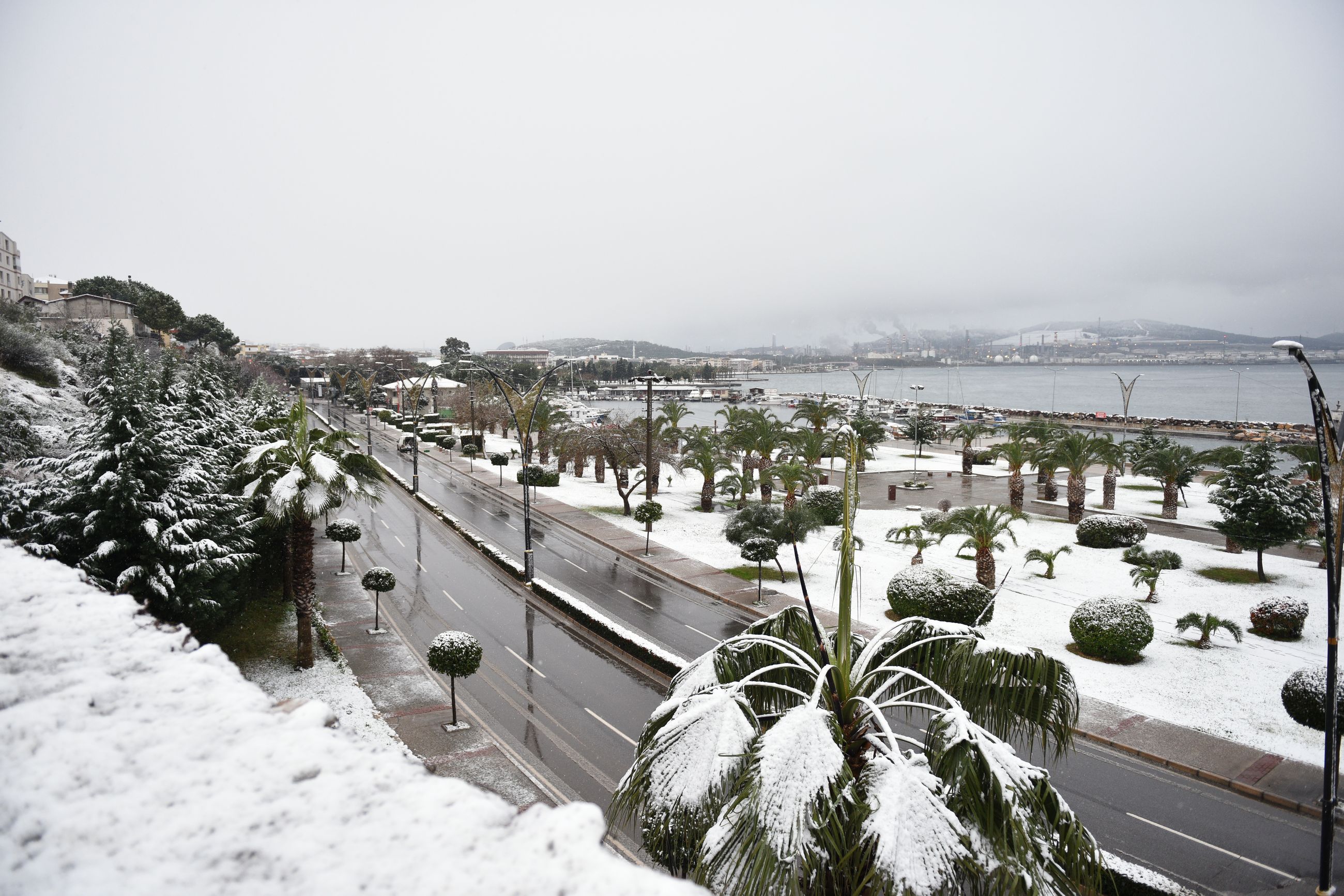 İzmir'de yüksek kesimlerde kar yağışı etkili oluyor