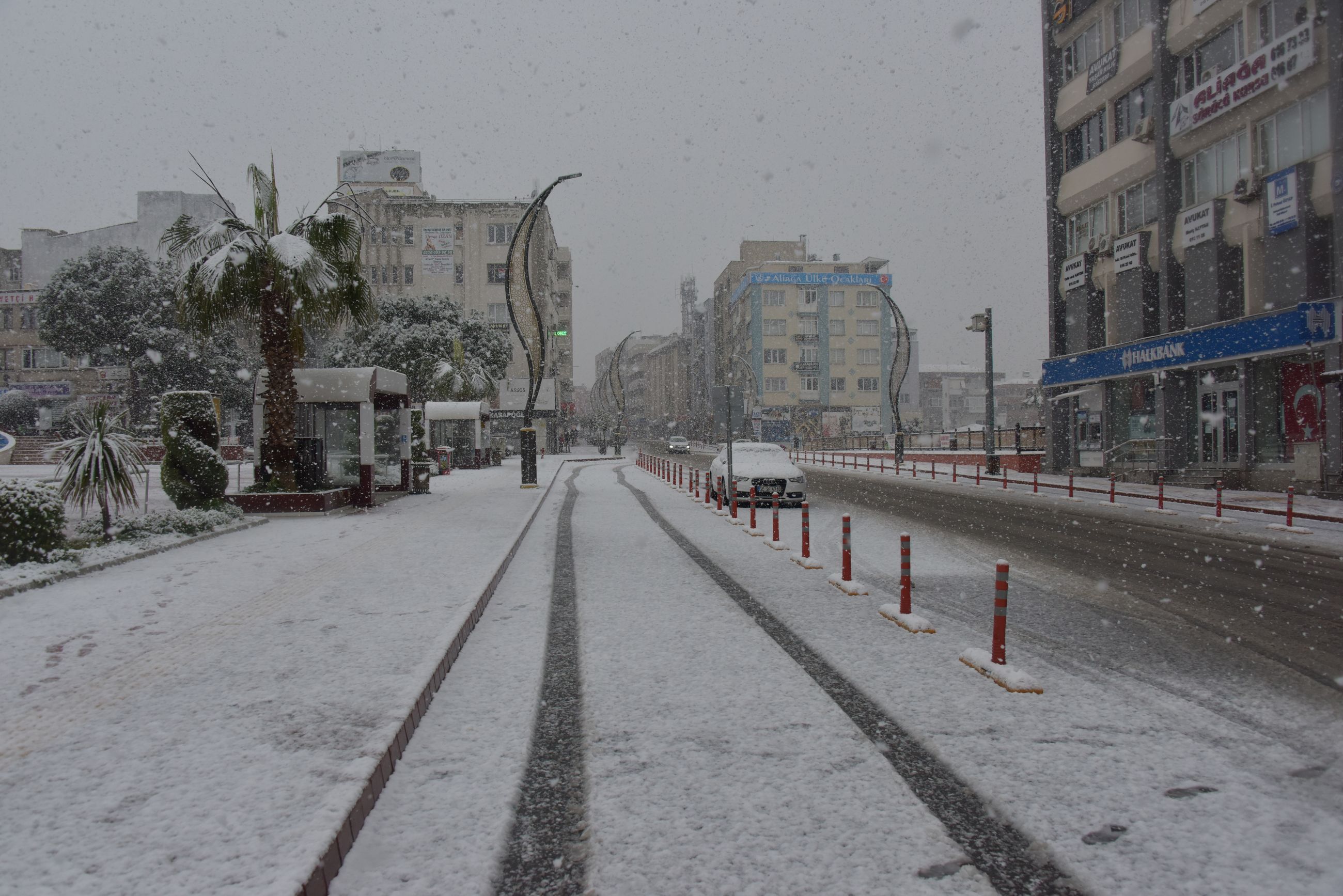 İzmir'de yüksek kesimlerde kar yağışı etkili oluyor