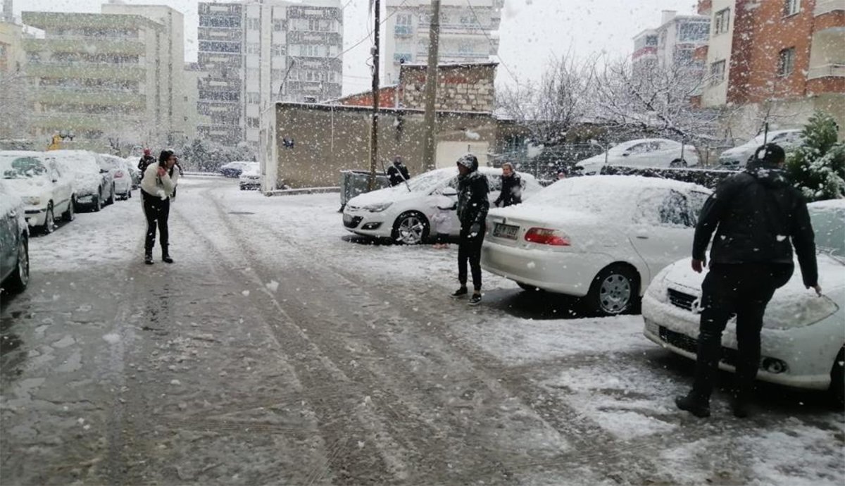 İzmir'de yüksek kesimlerde kar yağışı etkili oluyor