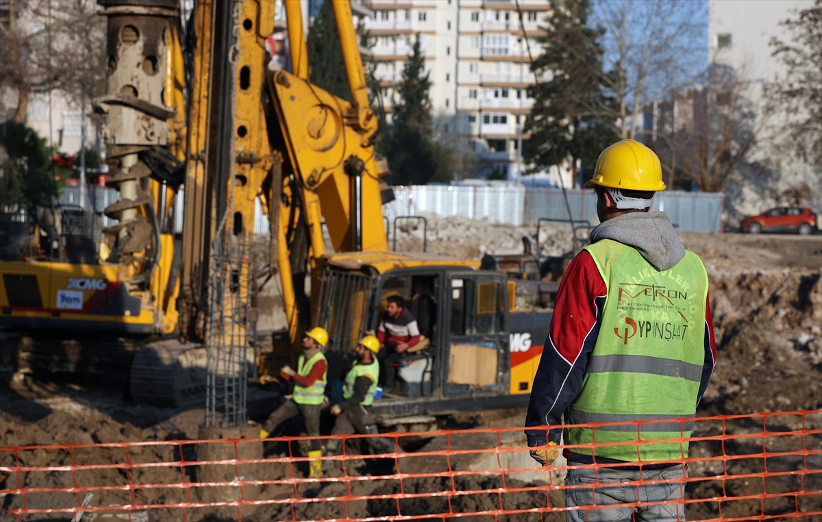 İzmir'de depremin ardından acil yıkılan 71 binada inşaat çalışmaları başladı