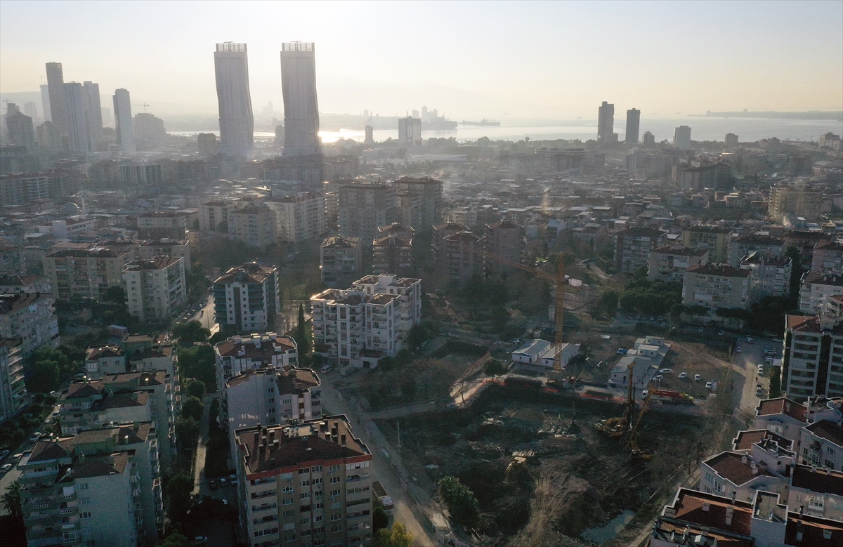 İzmir'de depremin ardından acil yıkılan 71 binada inşaat çalışmaları başladı