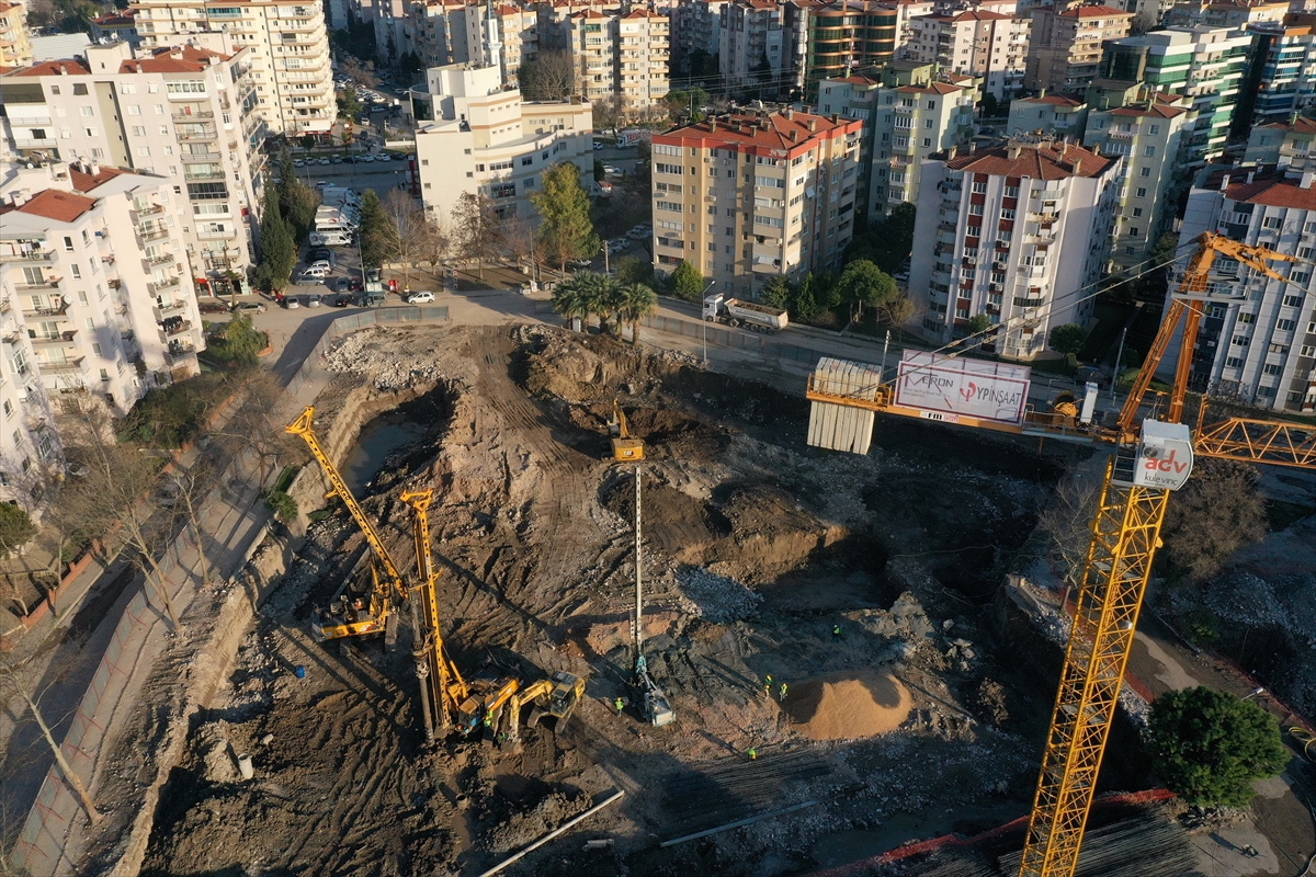 İzmir'de depremin ardından acil yıkılan 71 binada inşaat çalışmaları başladı