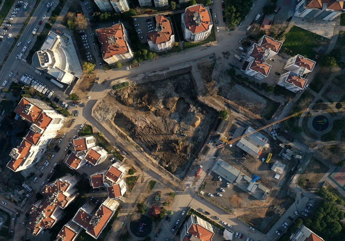 İzmir'de depremin ardından acil yıkılan 71 binada inşaat çalışmaları başladı