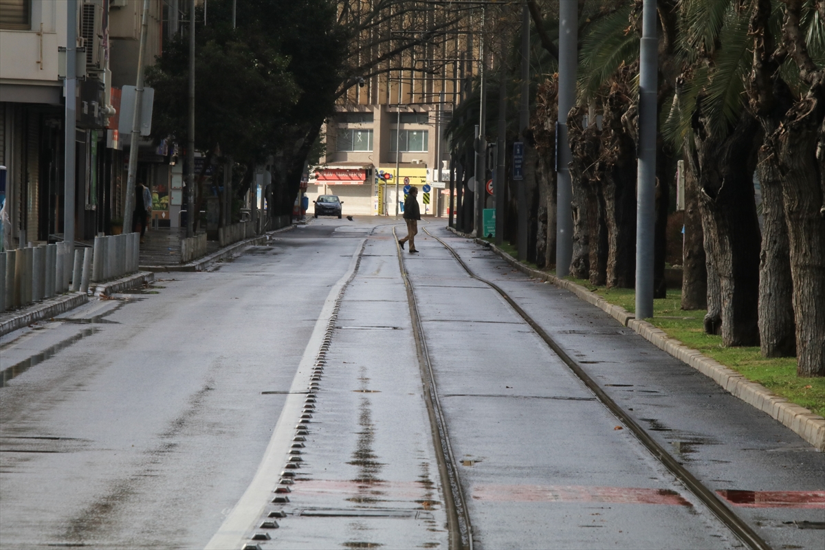 İzmir'de sokaklar kısıtlamayla tenhalaştı