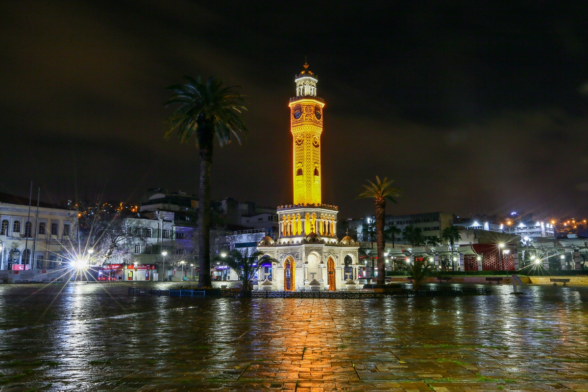 İzmir'de sokaklar kısıtlamayla tenhalaştı