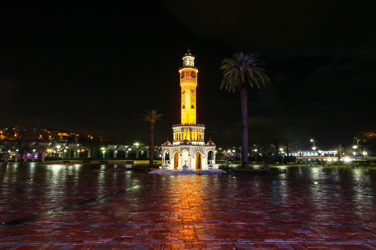 İzmir'de sokaklar kısıtlamayla tenhalaştı