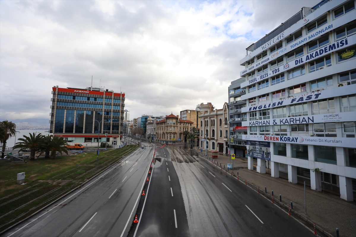 İzmir'de sokaklar kısıtlamayla tenhalaştı