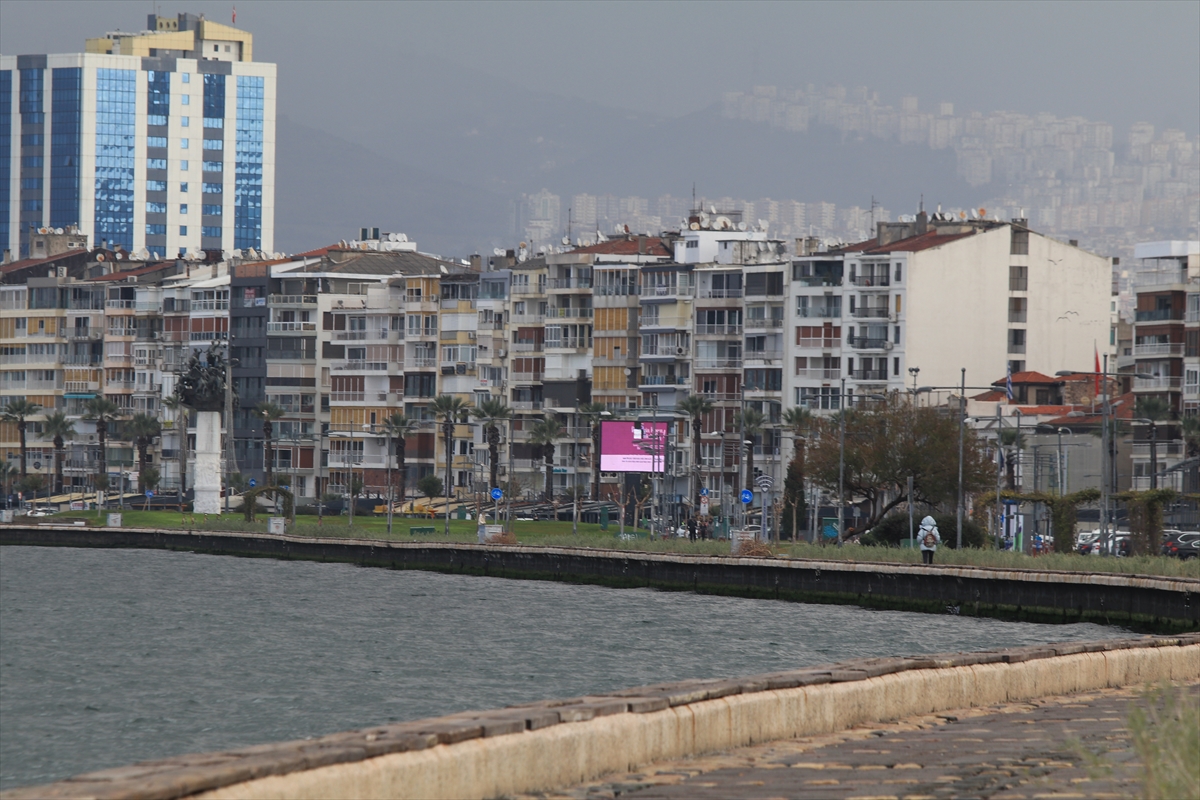 İzmir'de sokaklar kısıtlamayla tenhalaştı