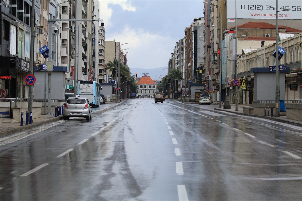 İzmir'de sokaklar kısıtlamayla tenhalaştı