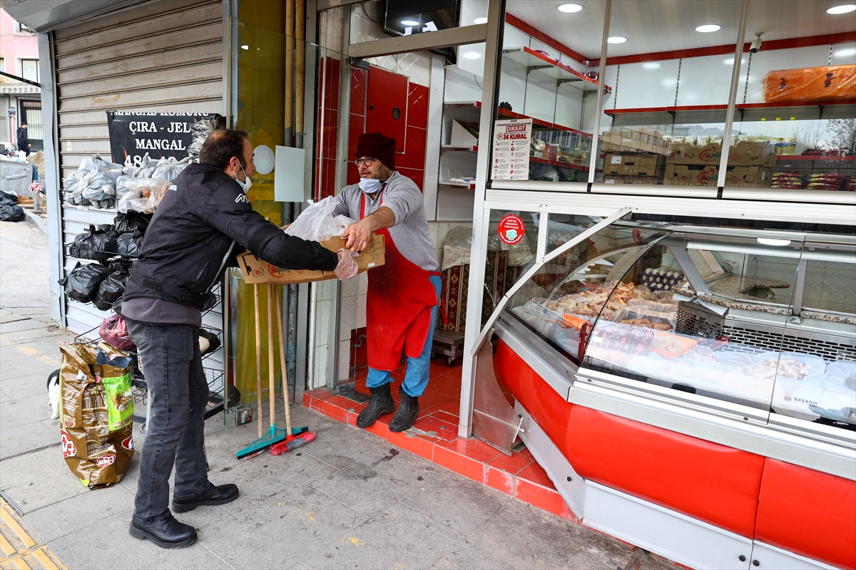 Motosikletli kurye sokak hayvanları için yollara düşüyor