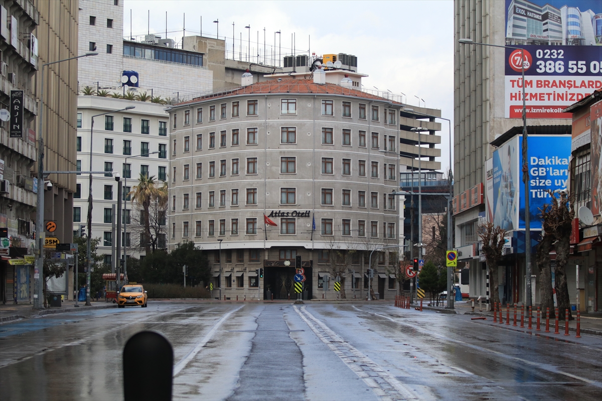 İzmir'de sokaklar kısıtlamayla tenhalaştı