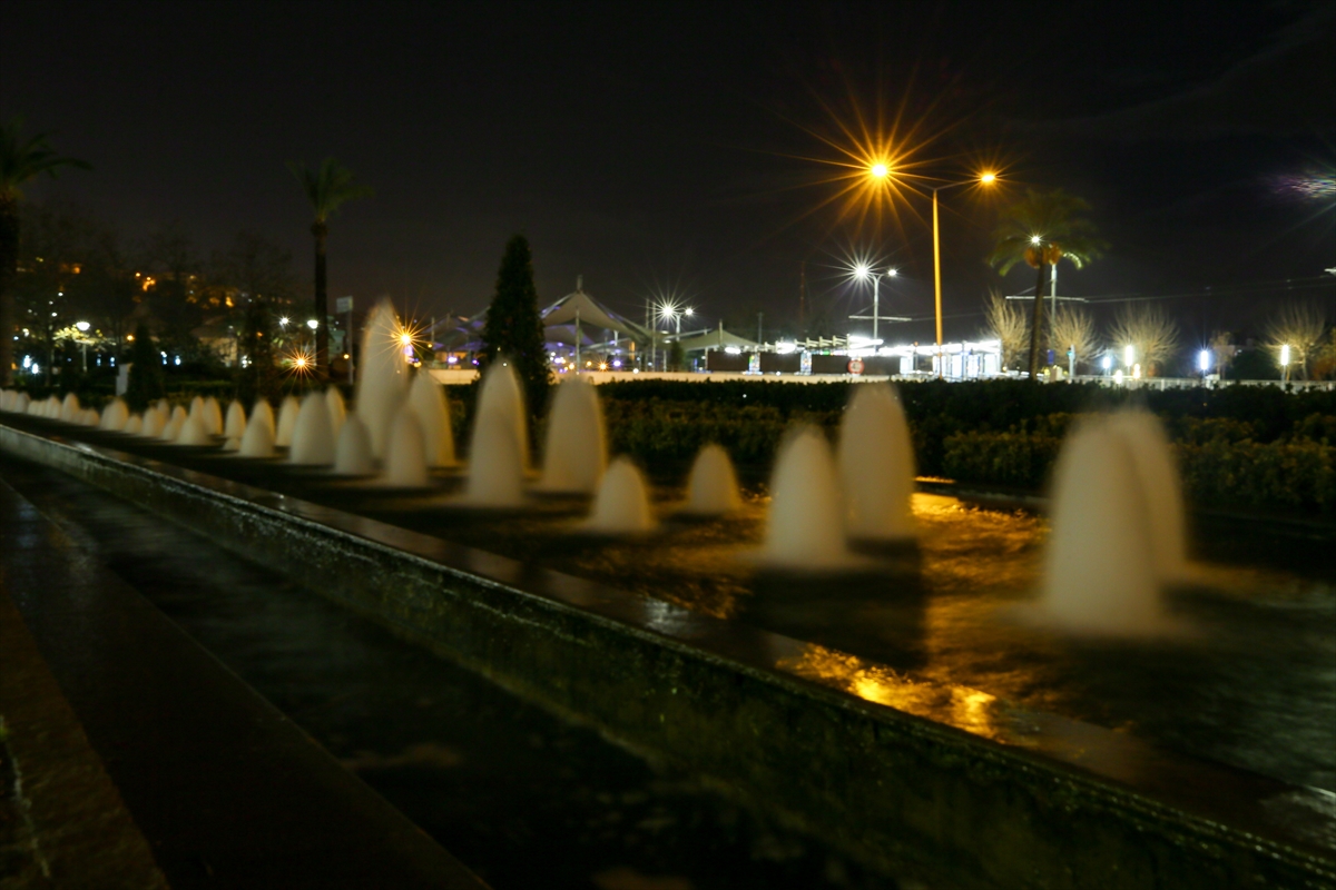 İzmir'de sokaklar kısıtlamayla tenhalaştı