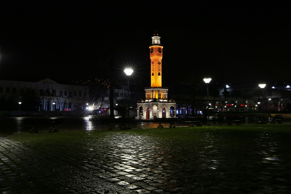 İzmir'de sokaklar kısıtlamayla tenhalaştı