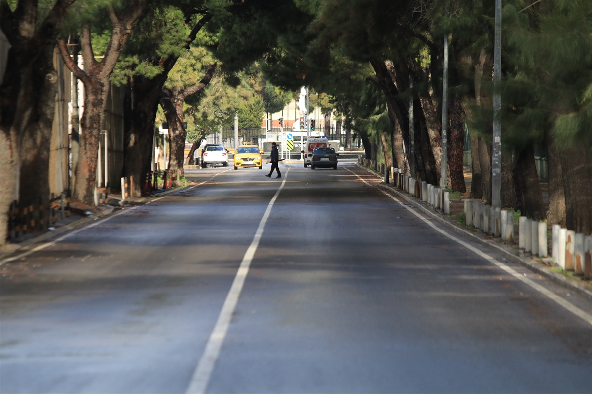 İzmir'de sokaklar kısıtlamayla tenhalaştı