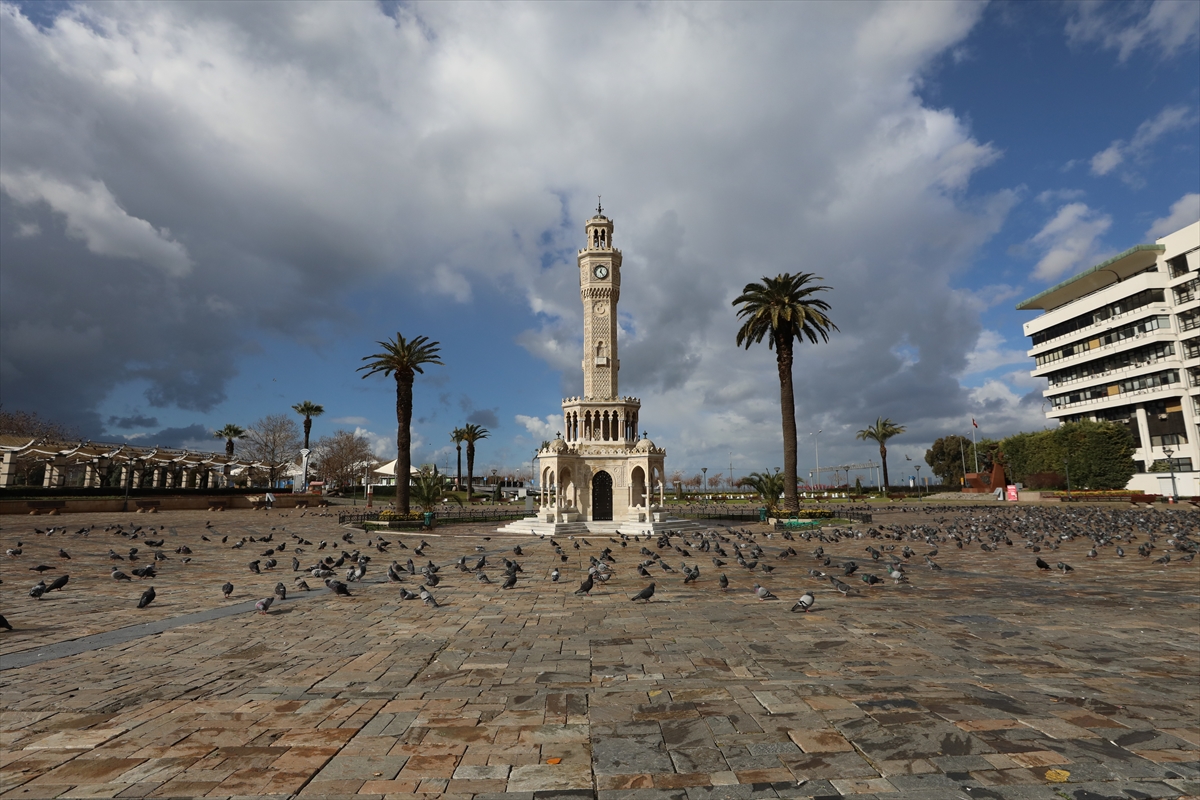 İzmir'de sokaklar kısıtlamayla tenhalaştı