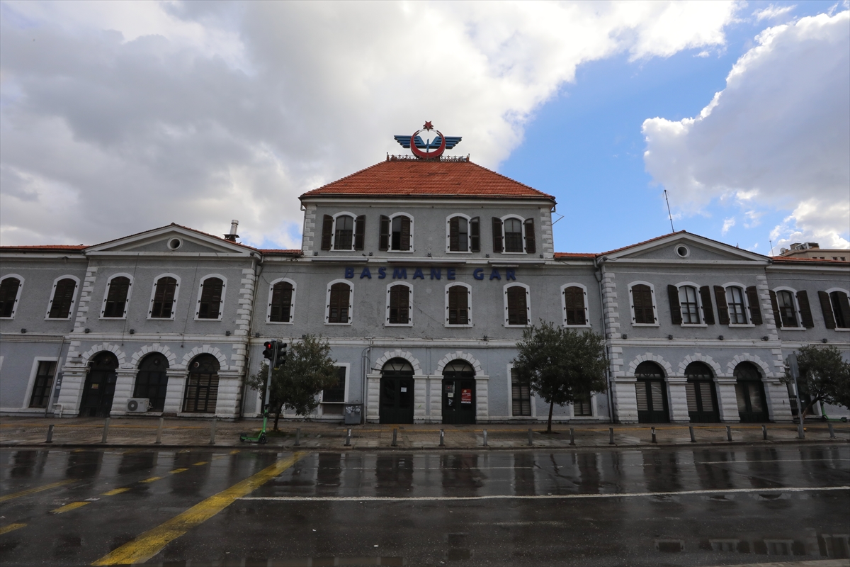 İzmir'de sokaklar kısıtlamayla tenhalaştı