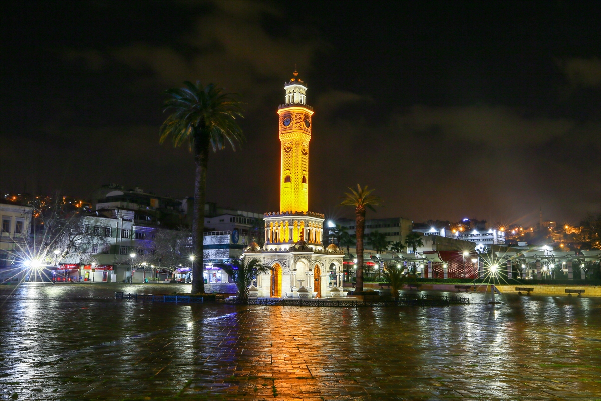 İzmir'de sokaklar kısıtlamayla tenhalaştı