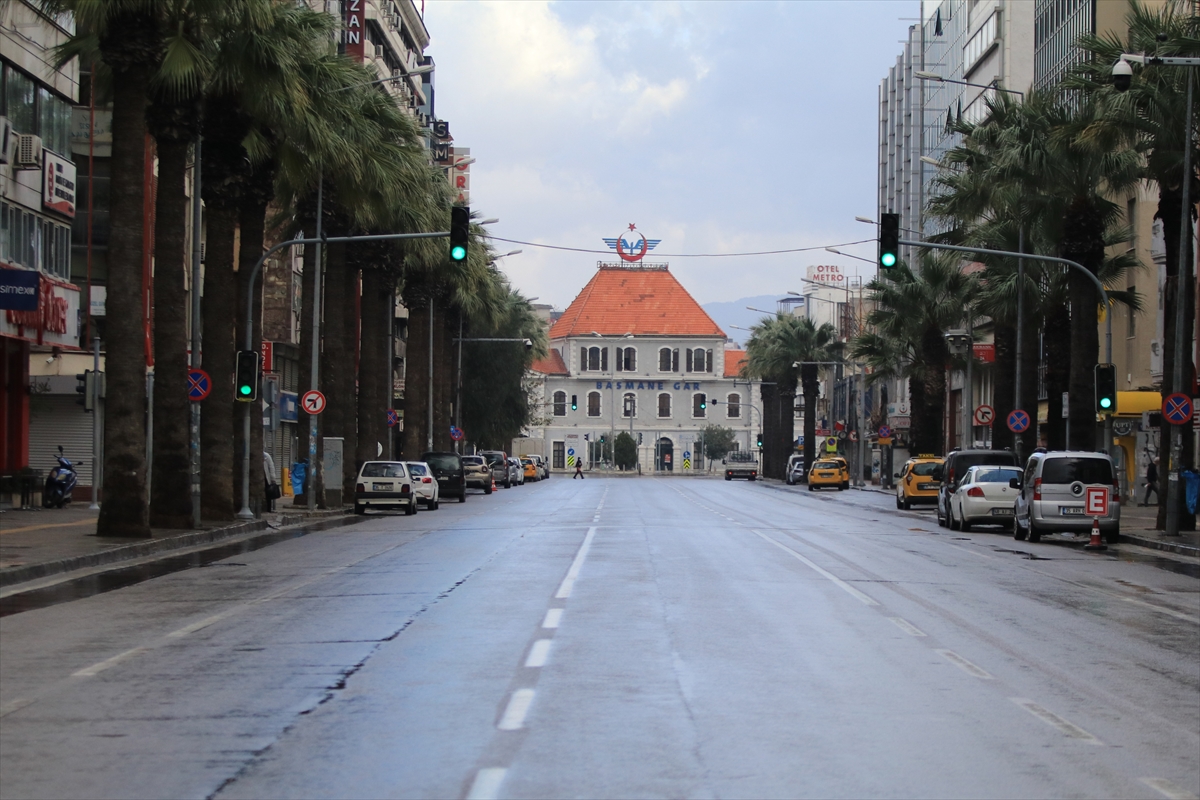 İzmir'de sokaklar kısıtlamayla tenhalaştı