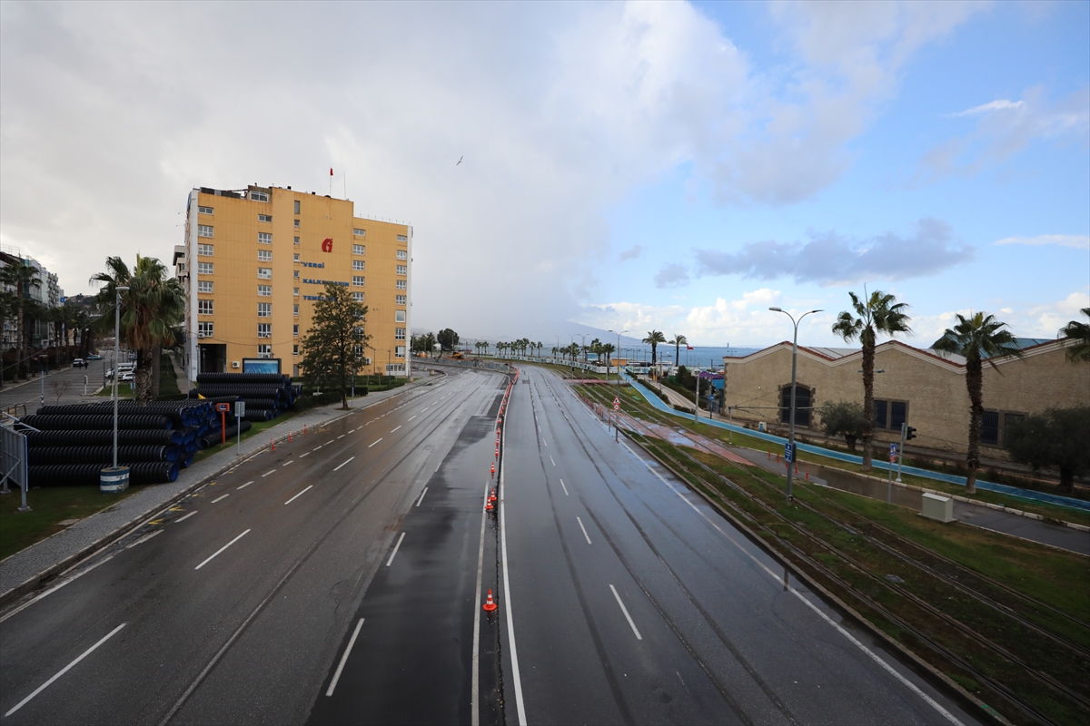 İzmir'de sokaklar kısıtlamayla tenhalaştı