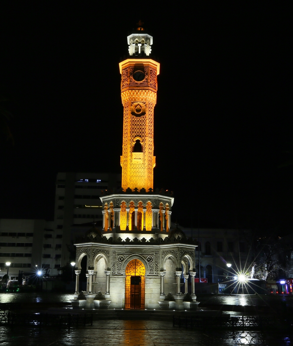 İzmir'de sokaklar kısıtlamayla tenhalaştı