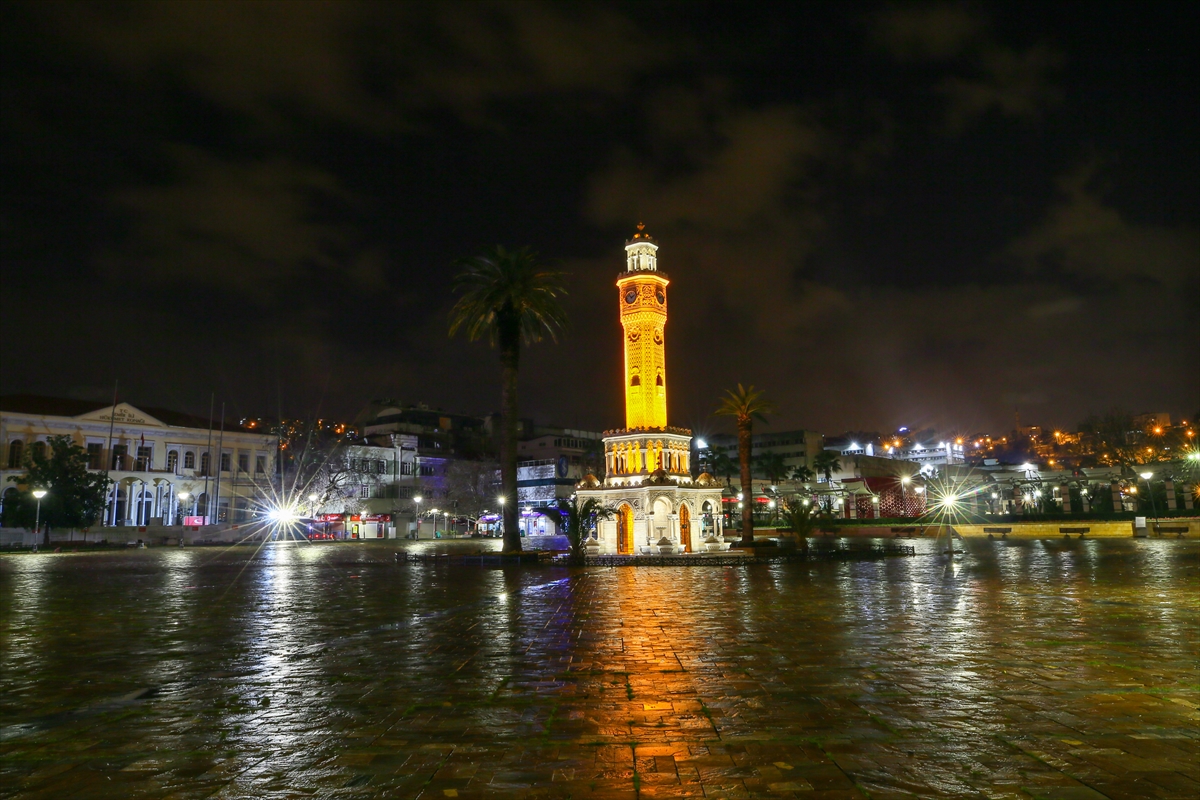 İzmir'de sokaklar kısıtlamayla tenhalaştı