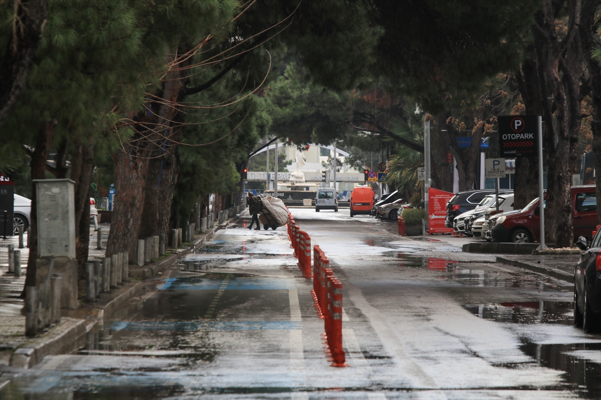 İzmir'de sokaklar kısıtlamayla tenhalaştı