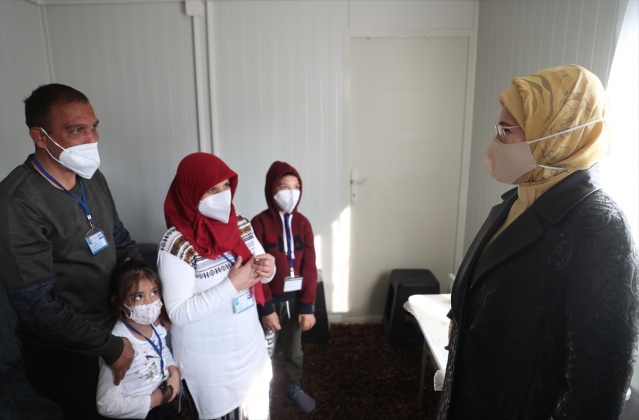 Emine Erdoğan, İzmir'de depremzedeleri ziyaret etti
