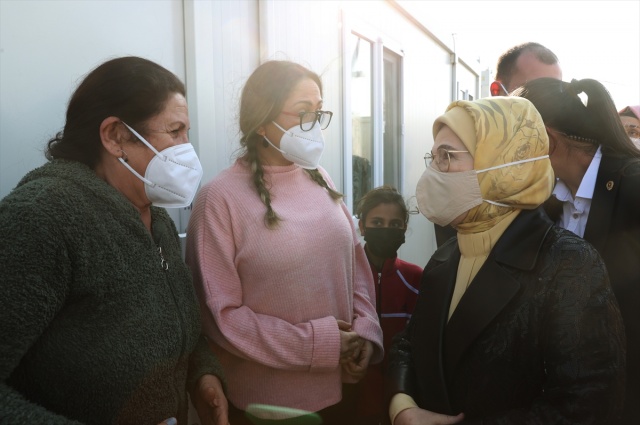 Emine Erdoğan, İzmir'de depremzedeleri ziyaret etti
