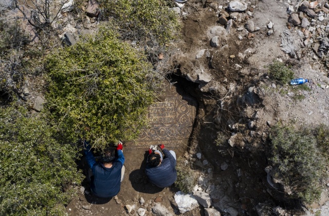 İzmir'de kaçak kazı sırasında manastır ve 1500 yıllık mozaik bulundu