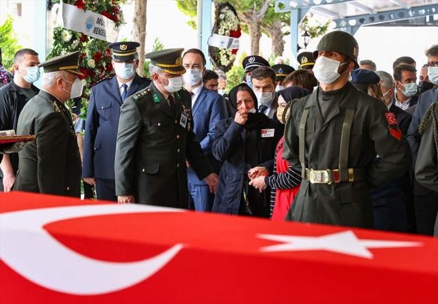 Şehit Teğmen Mehmet Kıvık, İzmir'de son yolculuğuna uğurlandı