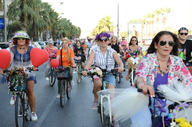 'Süslü Kadınlar' Karşıyaka'da pedalladı