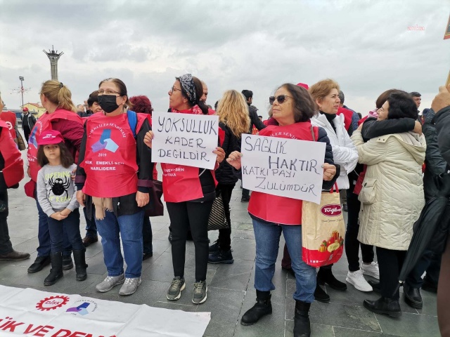 İzmir'de kefen giyip tabut taşıyan emekliler hükümete tepki gösterdi