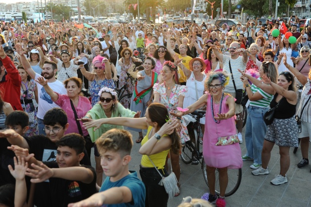 'Süslü Kadınlar' Karşıyaka'da pedalladı