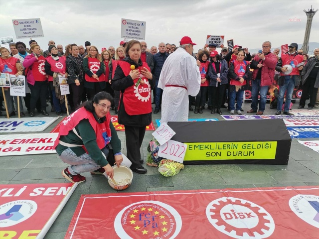 İzmir'de kefen giyip tabut taşıyan emekliler hükümete tepki gösterdi