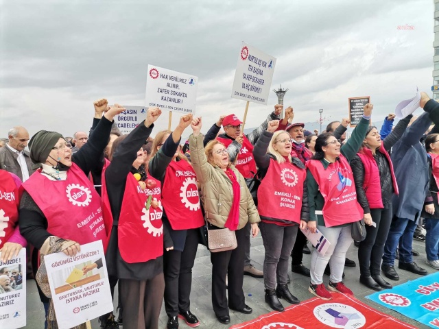 İzmir'de kefen giyip tabut taşıyan emekliler hükümete tepki gösterdi