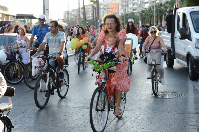 'Süslü Kadınlar' Karşıyaka'da pedalladı