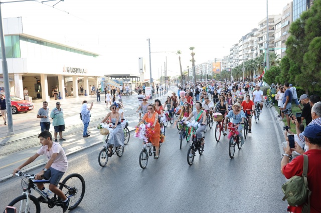 'Süslü Kadınlar' Karşıyaka'da pedalladı