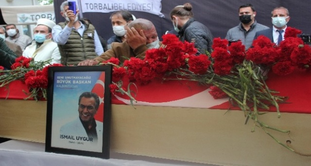Torbalı Belediye Başkanı Uygur karanfillerle uğurlandı
