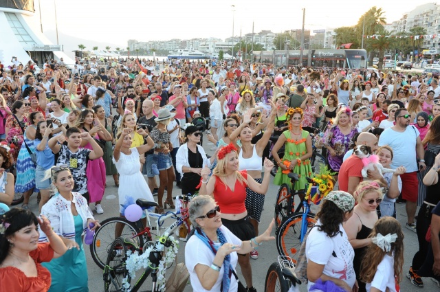 'Süslü Kadınlar' Karşıyaka'da pedalladı