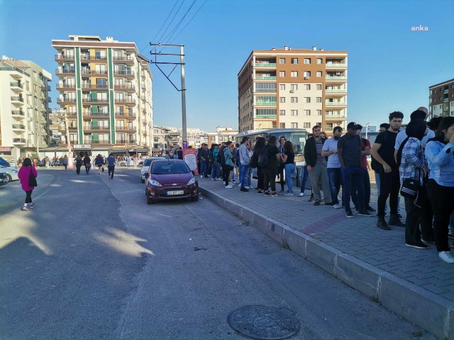 İzmir Katip Çelebi Üniversitesi kapıları kapattı! Öğrenciler tozun toprağın içinde yemek yedi