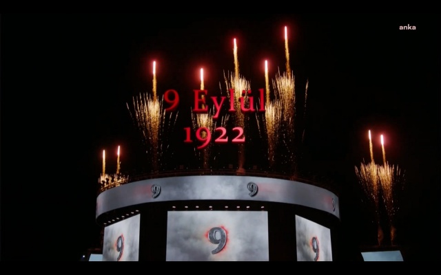 İzmir'de 100 yılın gecesine muhteşem gösteri